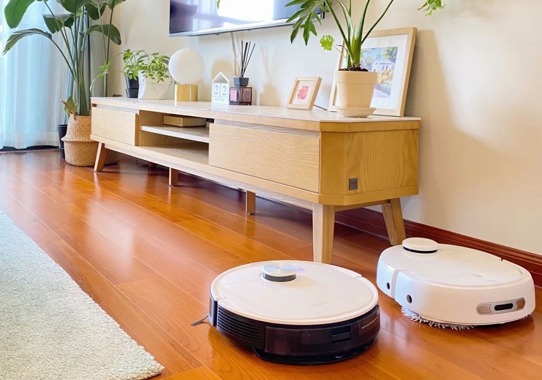 Charging pogo pin sweeping robot